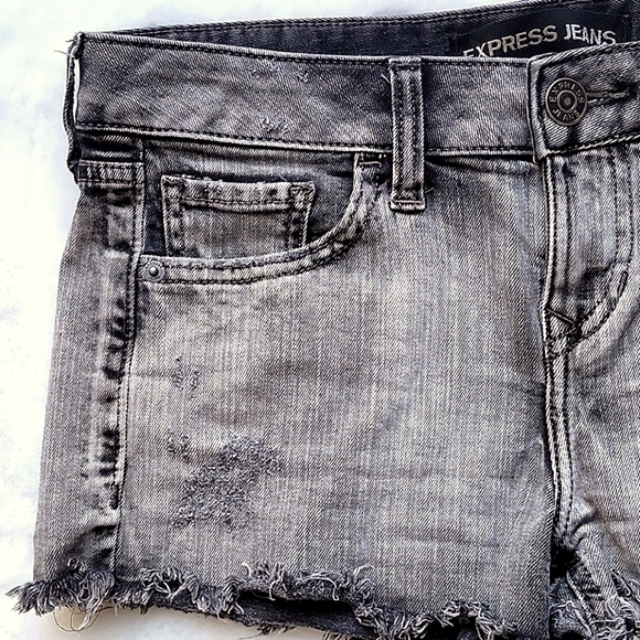 Express Jean Shorts in Distressed Black w/ Rough Edge Hem NWOT Size 2 - Picture 7 of 8